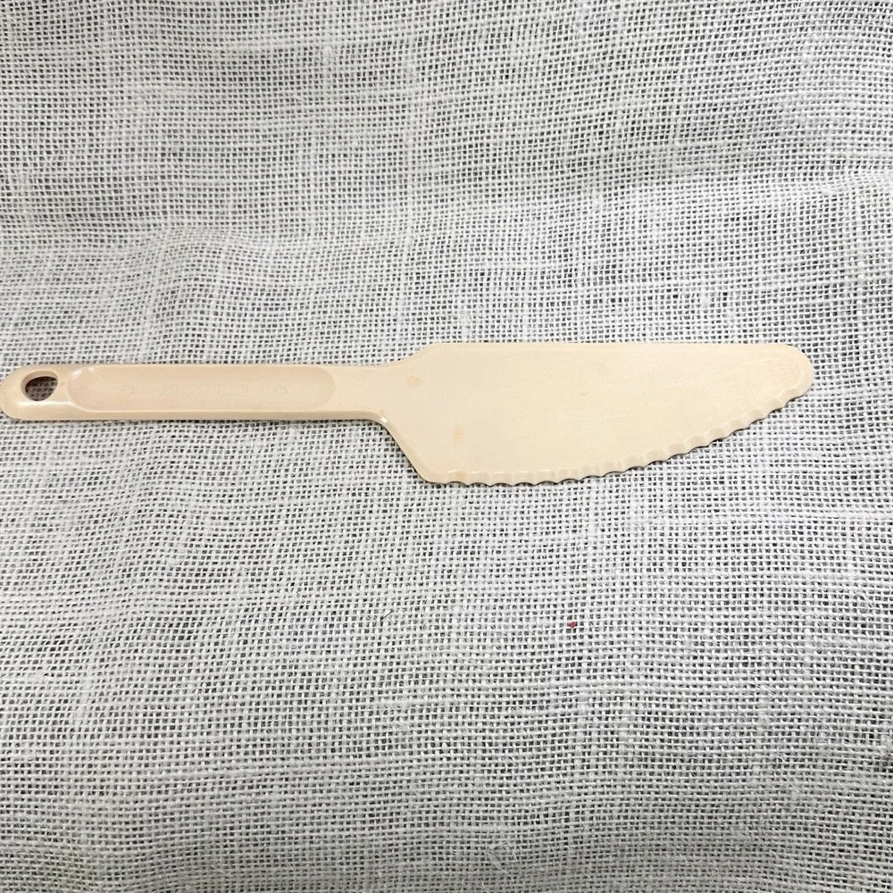 Tupperware Knife Cake Pie Slicer Server‎ #1819 Almond Beige USA Vintage